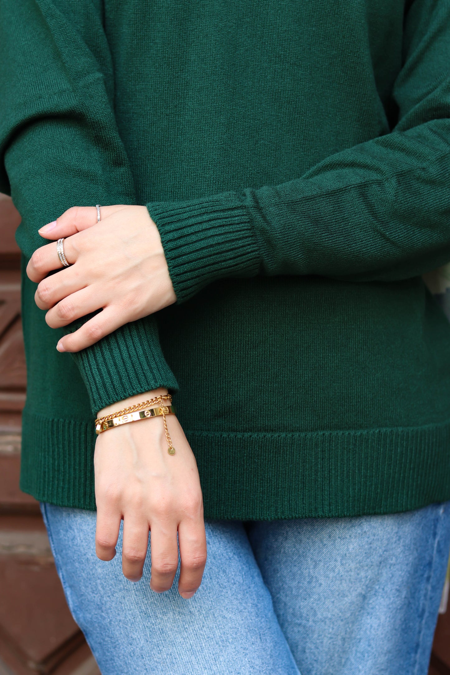 Lina in olive pullover and Anne in Chiffon scarf