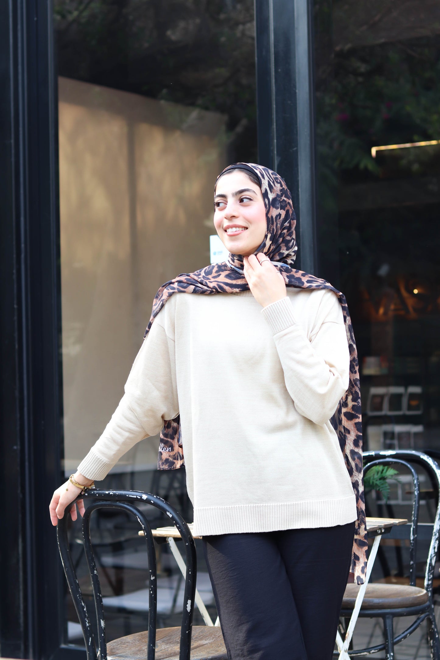 Lina pullover in beige and Leopardo scarf in chiffon