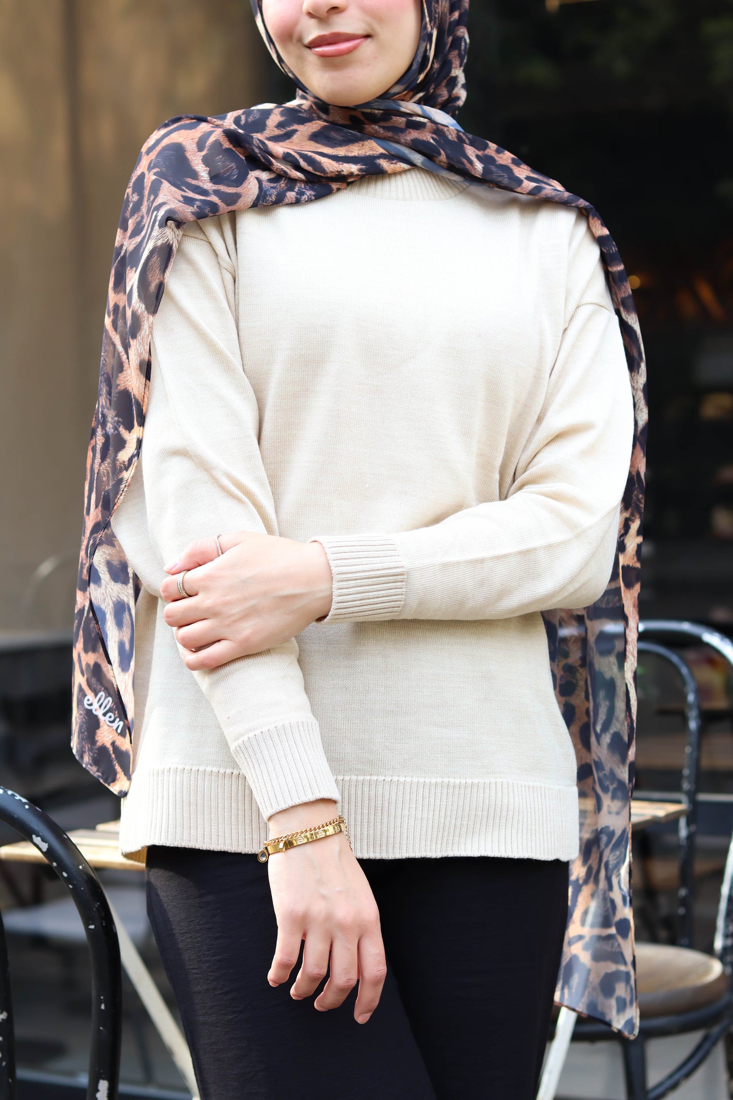 Lina pullover in beige and Leopardo scarf in chiffon